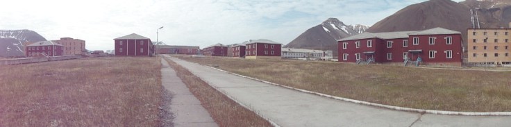 Vista de algunos de los edificios de Pyramiden. El edificio color arena a la derecha de la imagen es actualmente el único habitado en el poblado – por apenas 2 o 3 personas que actúan como guías y guardianes del poblado durante el verano. Foto: Alba Aguión.